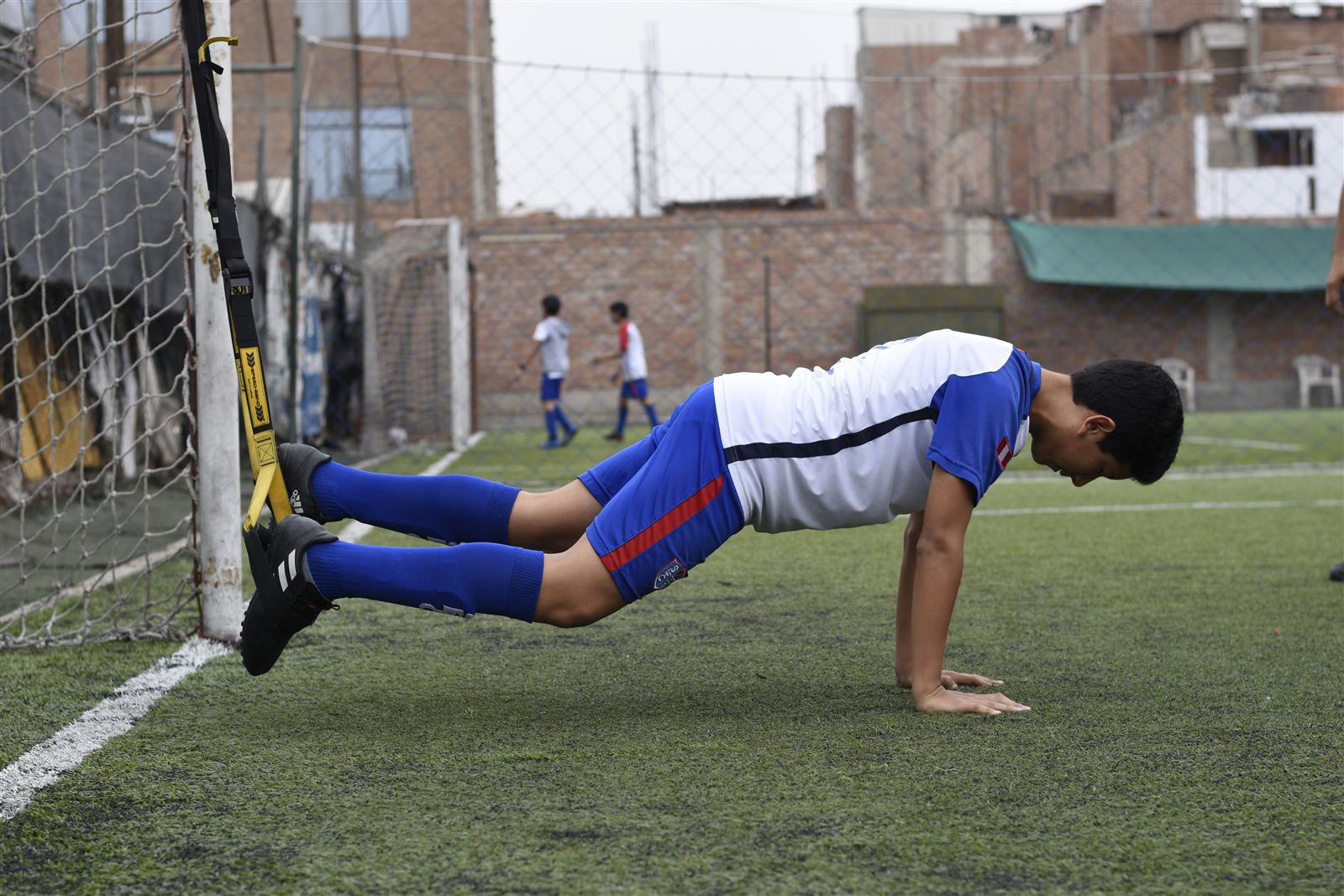 Alumno haciendo un ejercicio de fuerza en el suelo junto al arco