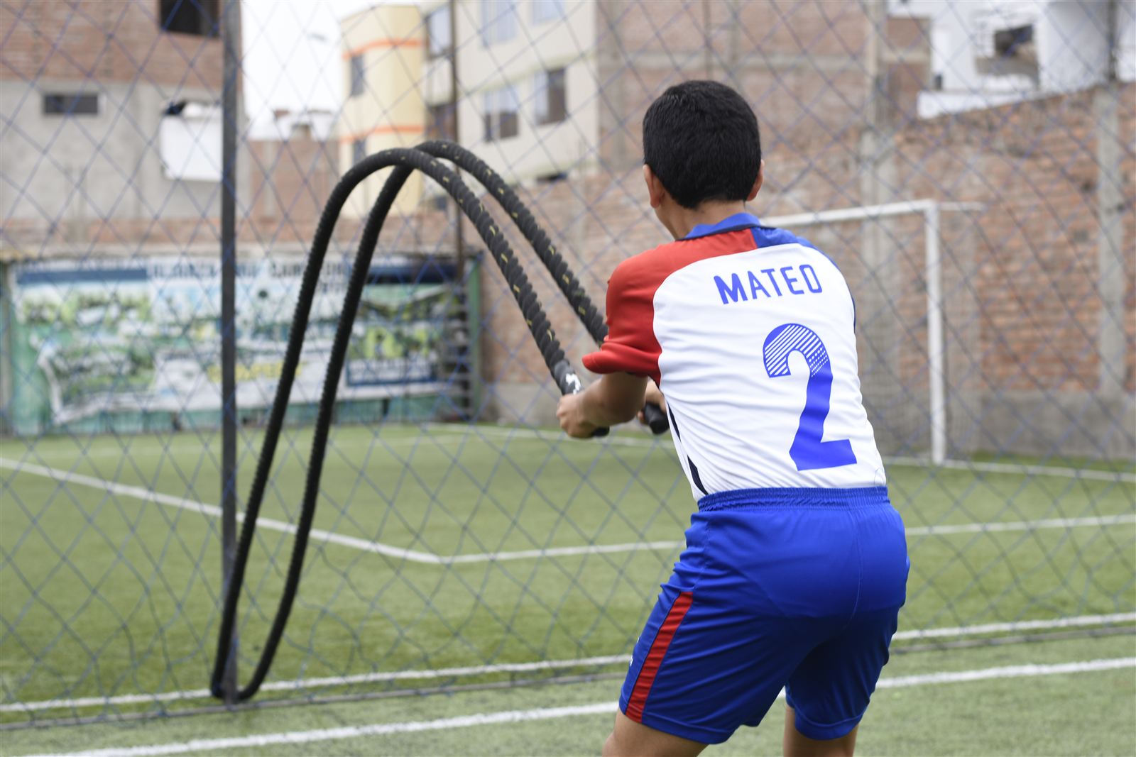 Alumno trabajando con cuerdas de batalla
