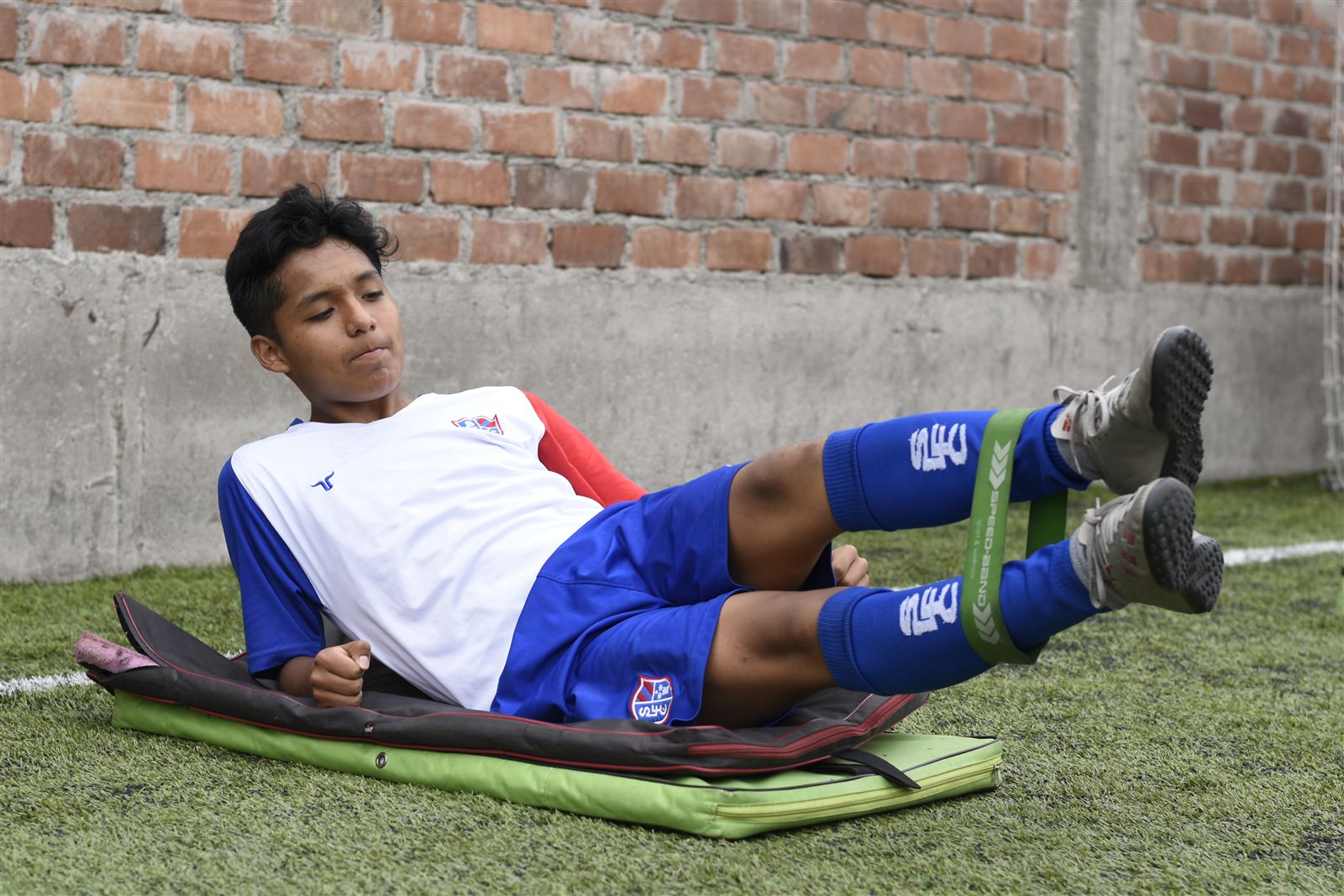 Alumno realizando un ejercicio de abdominales sobre colchoneta