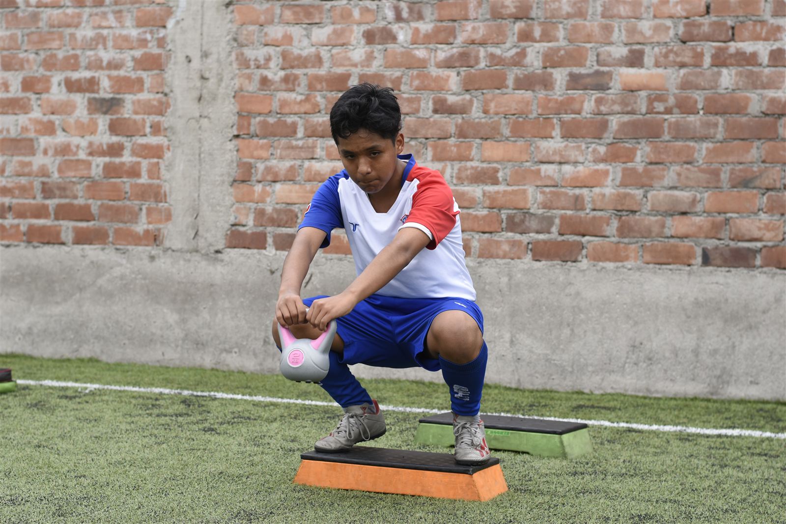Alumno haciendo una sentadilla en un ejercicio funcional