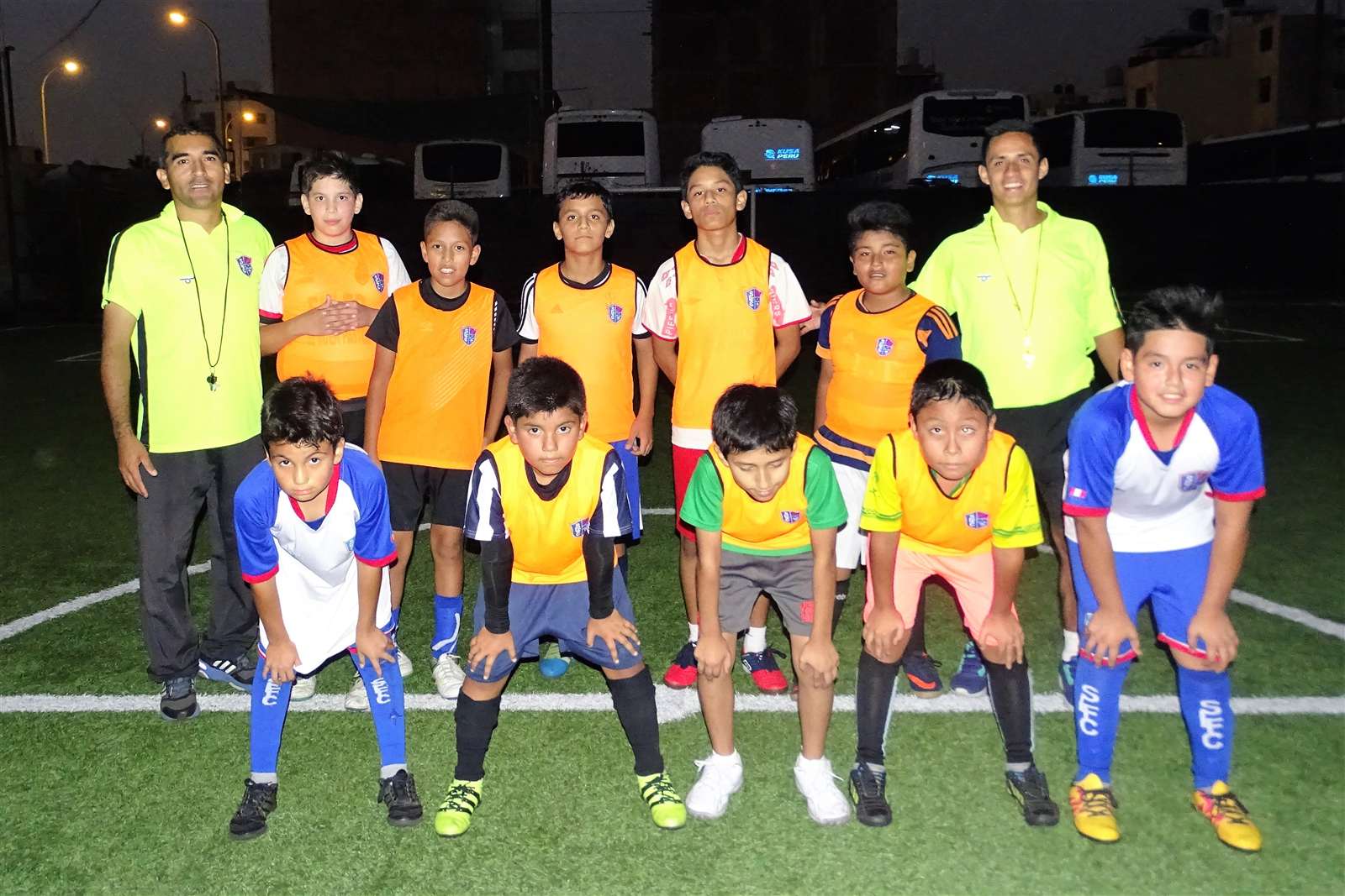 Familias, alumnos y entrenadores de Soccer Lima FC compartiendo la comunidad del club