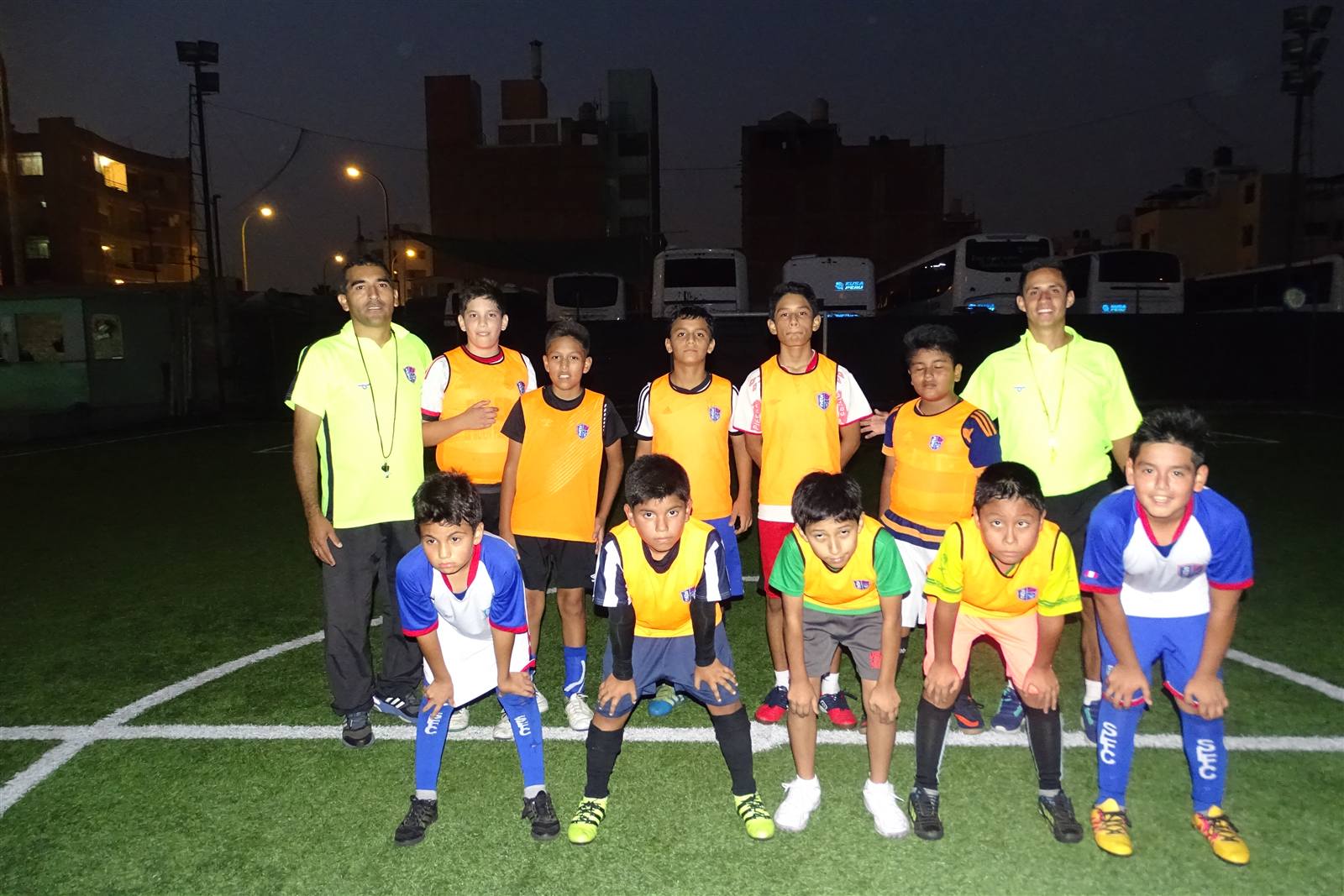 Familias, alumnos y entrenadores de Soccer Lima FC compartiendo la comunidad del club