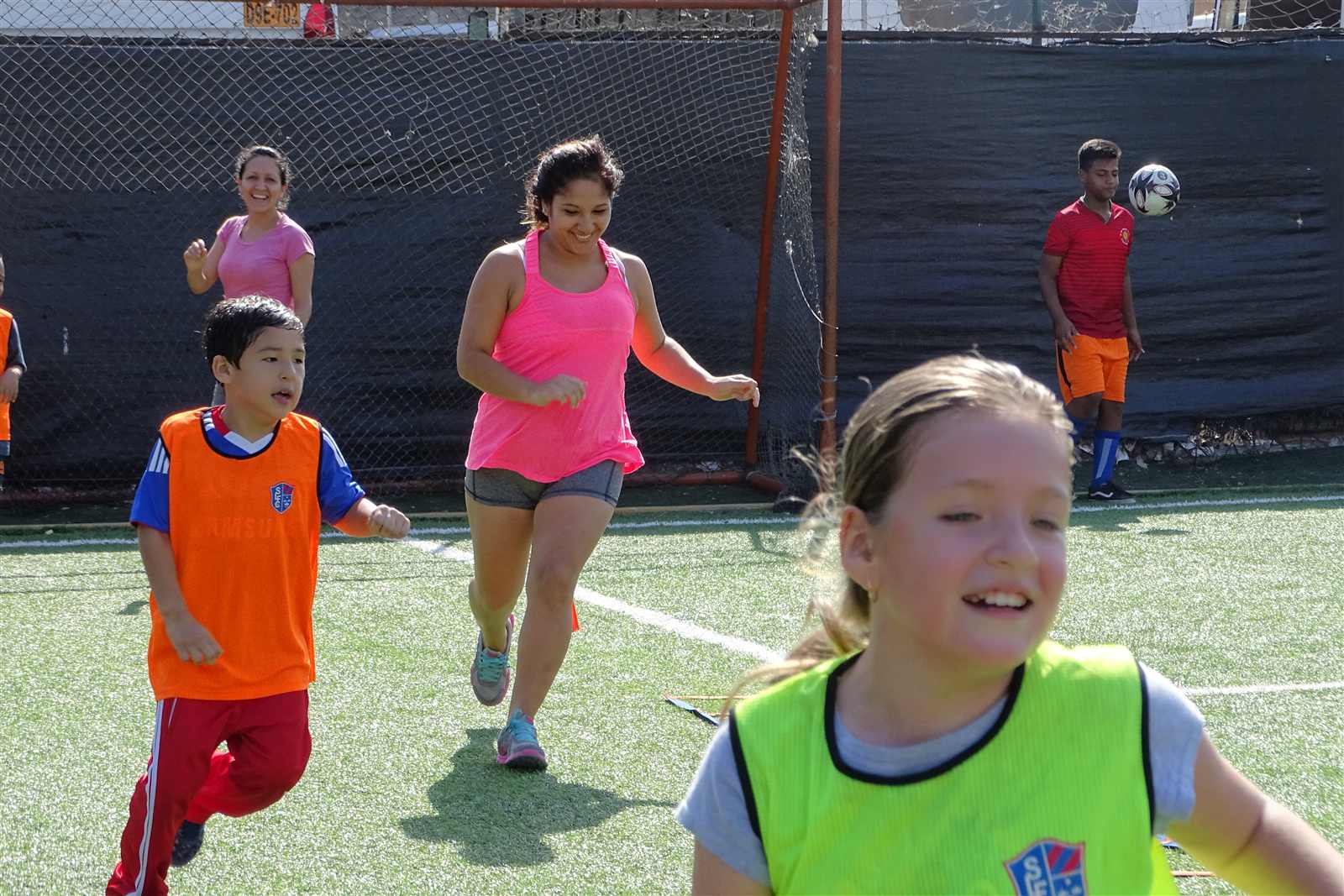 Familias, alumnos y entrenadores de Soccer Lima FC compartiendo la comunidad del club