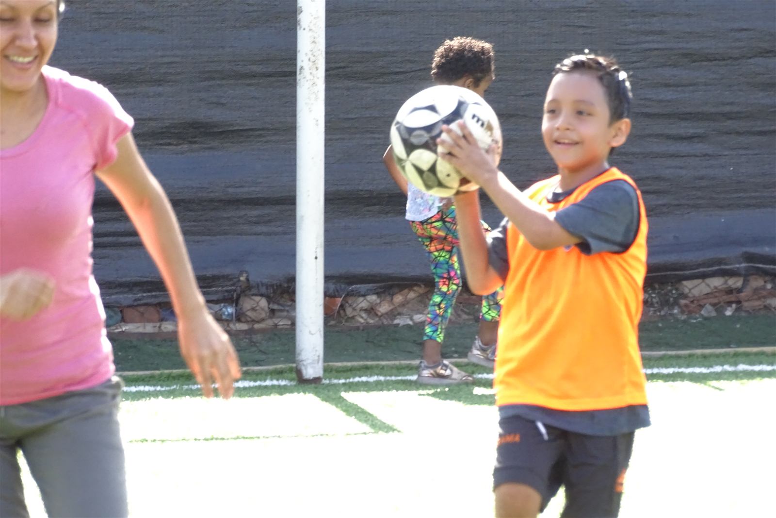 Familias, alumnos y entrenadores de Soccer Lima FC compartiendo la comunidad del club