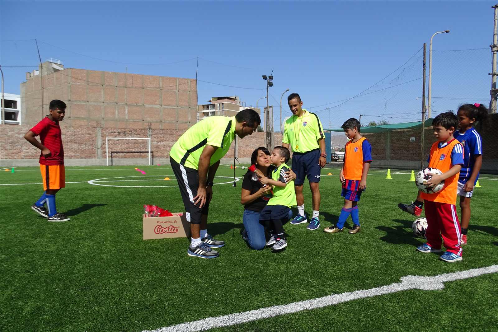 Familias, alumnos y entrenadores de Soccer Lima FC compartiendo la comunidad del club
