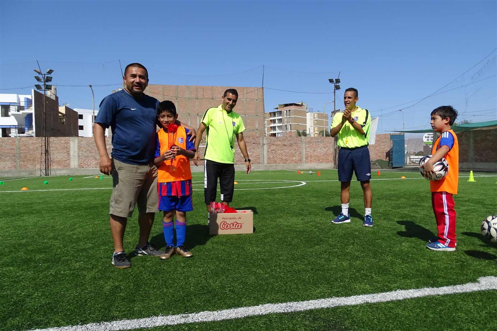 Familias, alumnos y entrenadores de Soccer Lima FC compartiendo la comunidad del club
