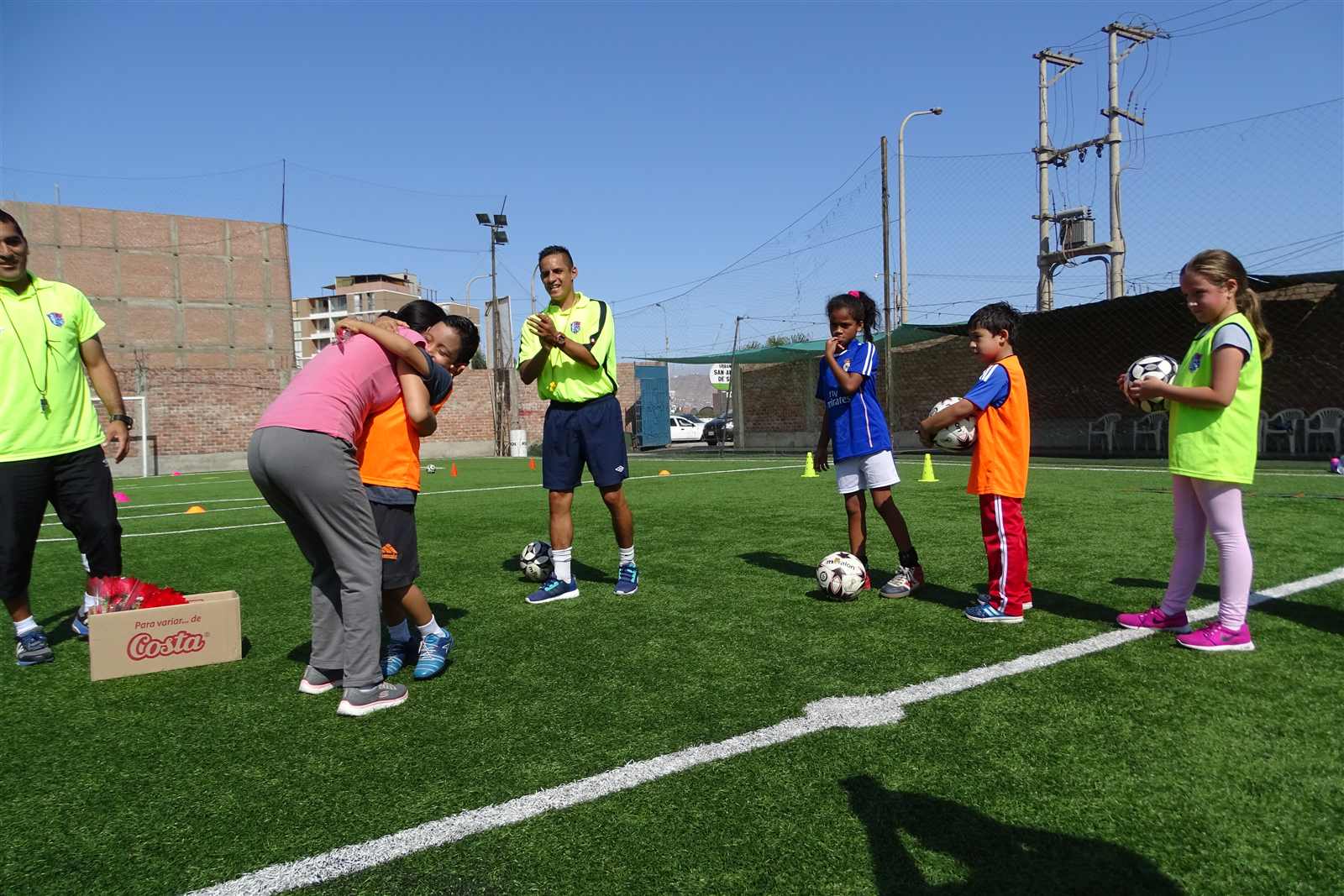 Familias, alumnos y entrenadores de Soccer Lima FC compartiendo la comunidad del club