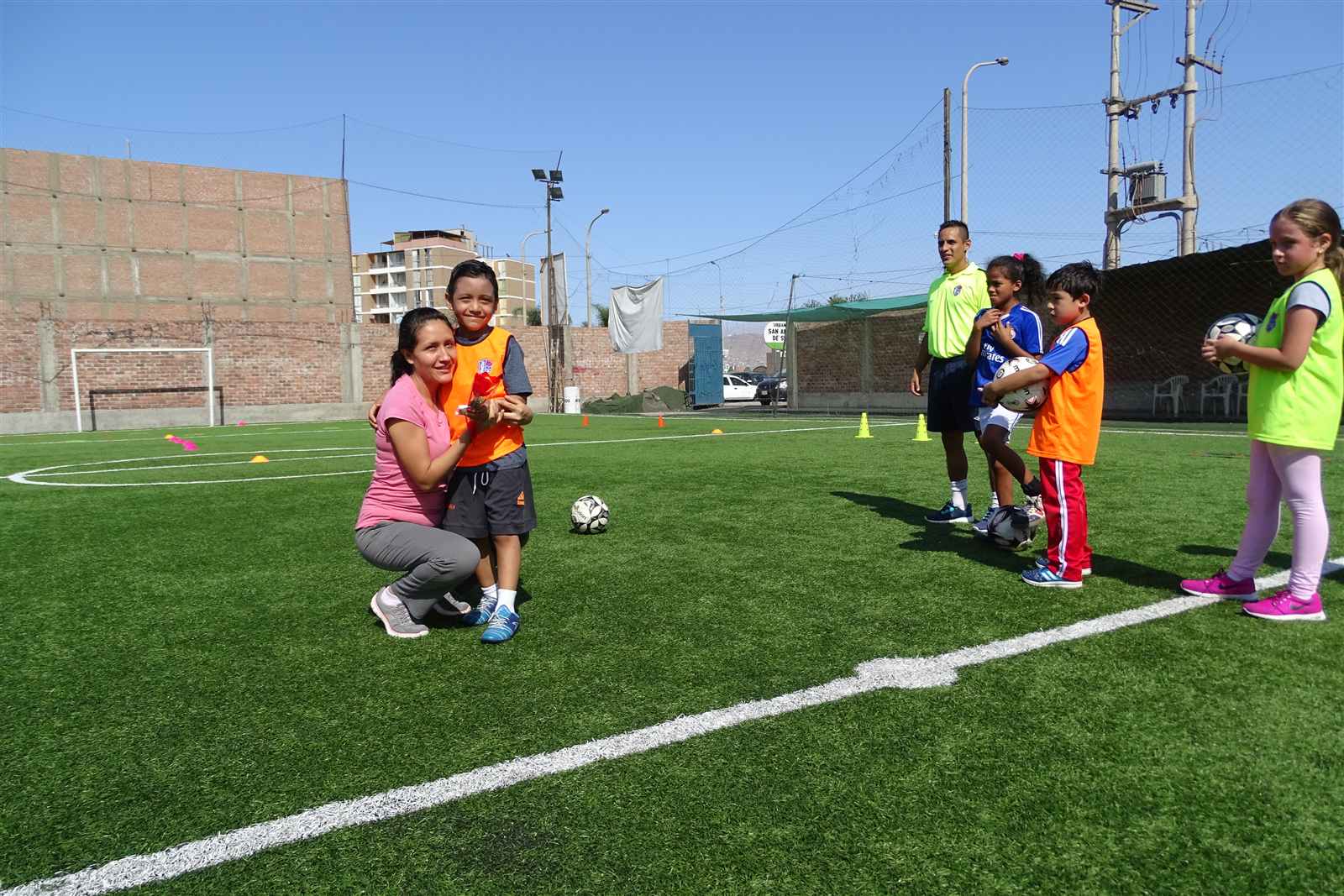 Familias, alumnos y entrenadores de Soccer Lima FC compartiendo la comunidad del club