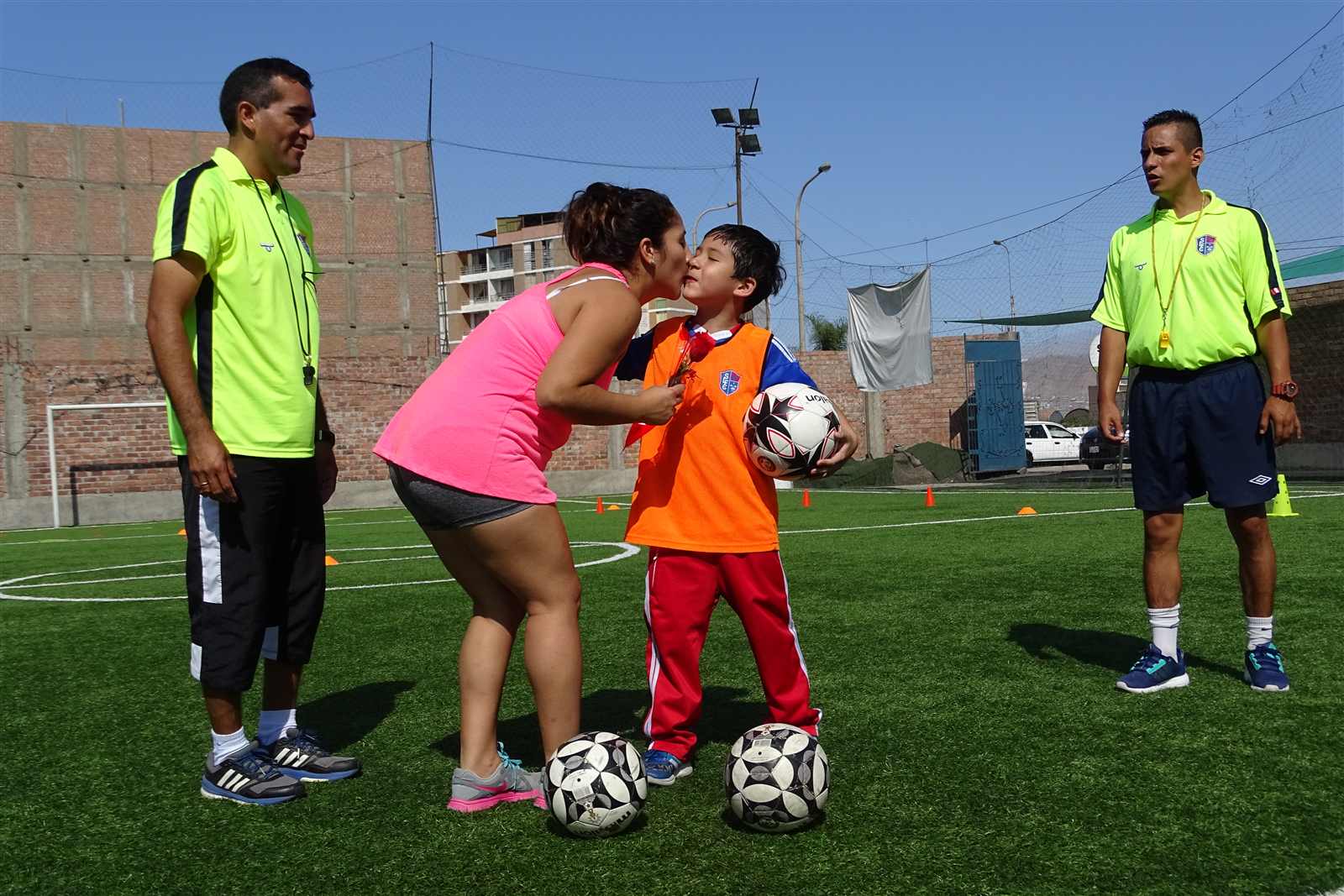 Familias, alumnos y entrenadores de Soccer Lima FC compartiendo la comunidad del club