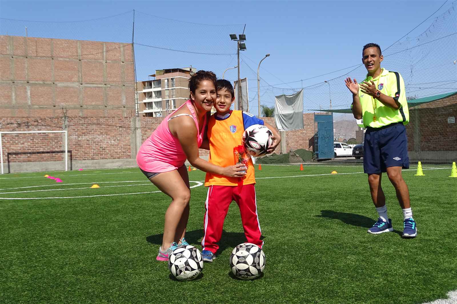 Familias, alumnos y entrenadores de Soccer Lima FC compartiendo la comunidad del club