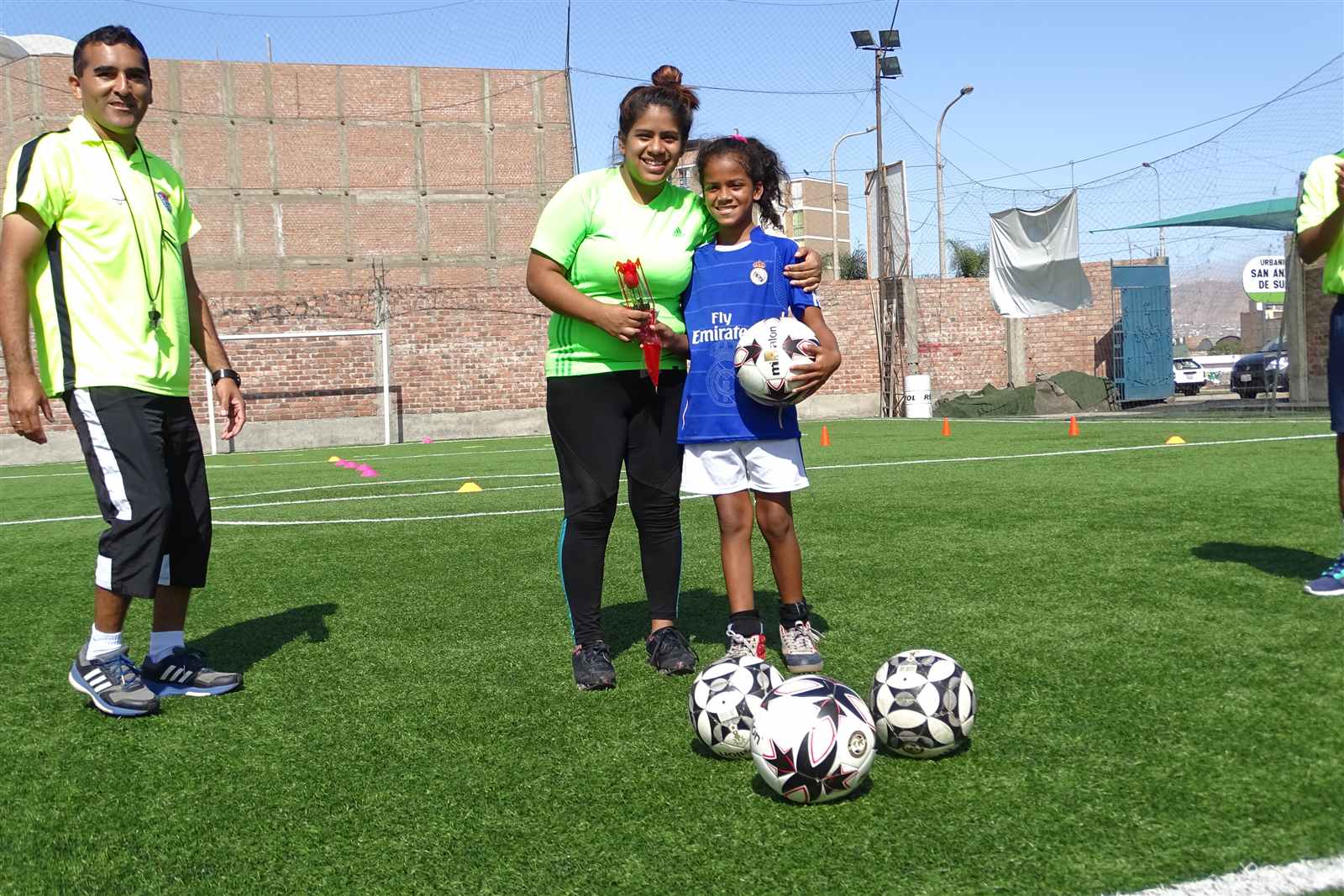 Familias, alumnos y entrenadores de Soccer Lima FC compartiendo la comunidad del club
