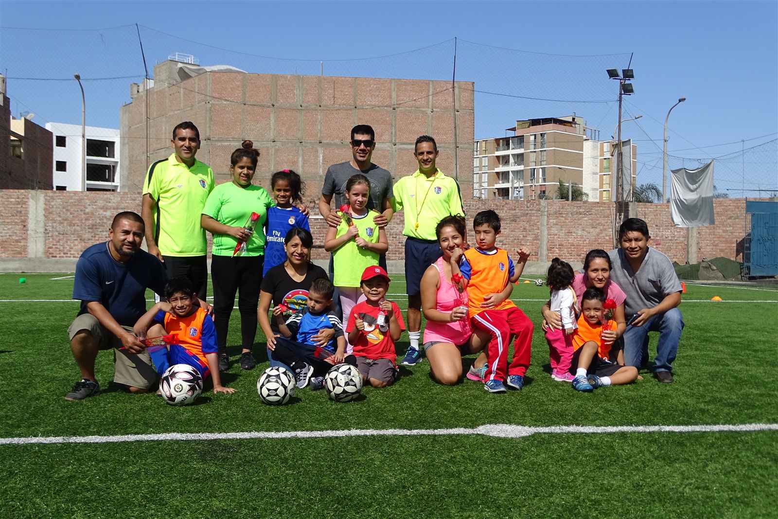 Familias, alumnos y entrenadores de Soccer Lima FC compartiendo la comunidad del club