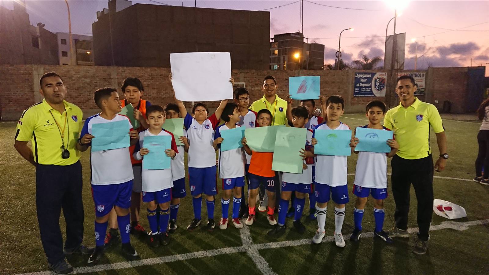 Familias, alumnos y entrenadores de Soccer Lima FC compartiendo la comunidad del club