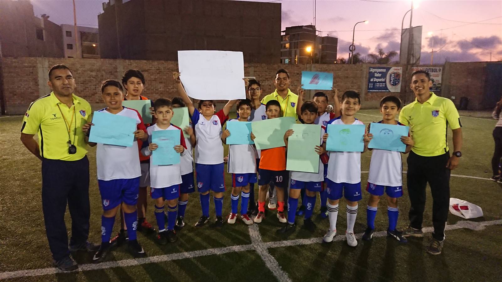 Familias, alumnos y entrenadores de Soccer Lima FC compartiendo la comunidad del club