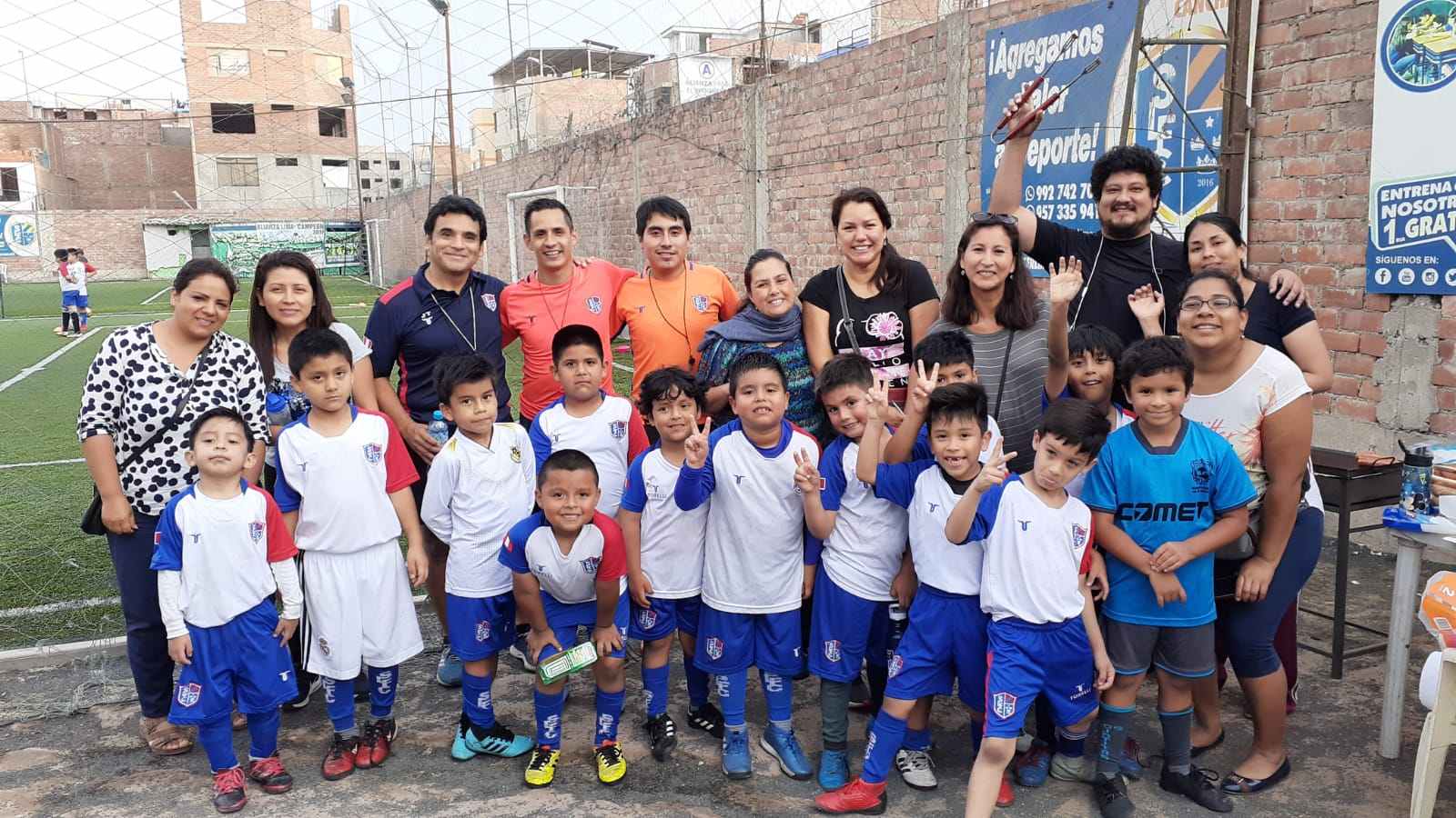 Familias, alumnos y entrenadores de Soccer Lima FC compartiendo la comunidad del club
