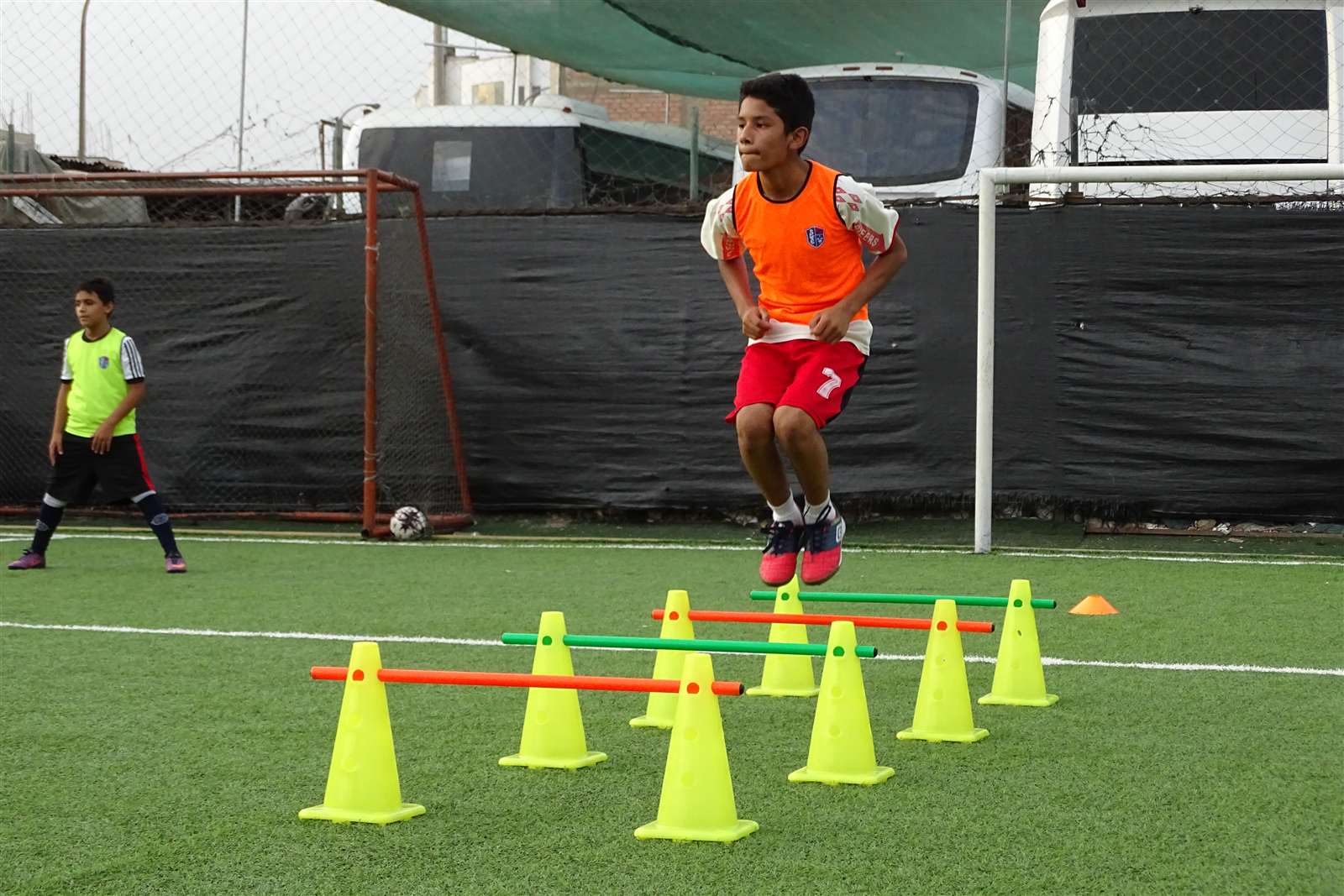 Alumno saltando vallas entre conos en un ejercicio funcional de Soccer Lima FC