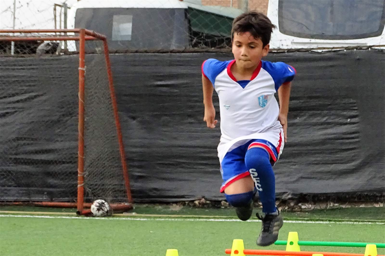 Alumno saltando vallas entre conos en un ejercicio funcional de Soccer Lima FC