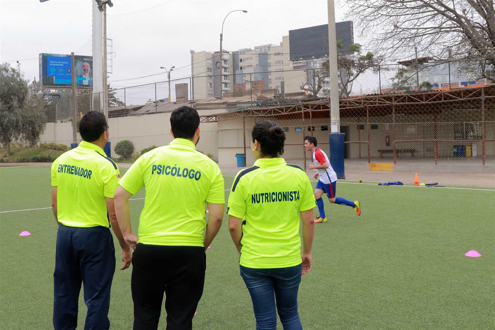 Prueba de atletismo: el equipo de profesionales de Soccer Lima FC observa a un alumno correr entre conos