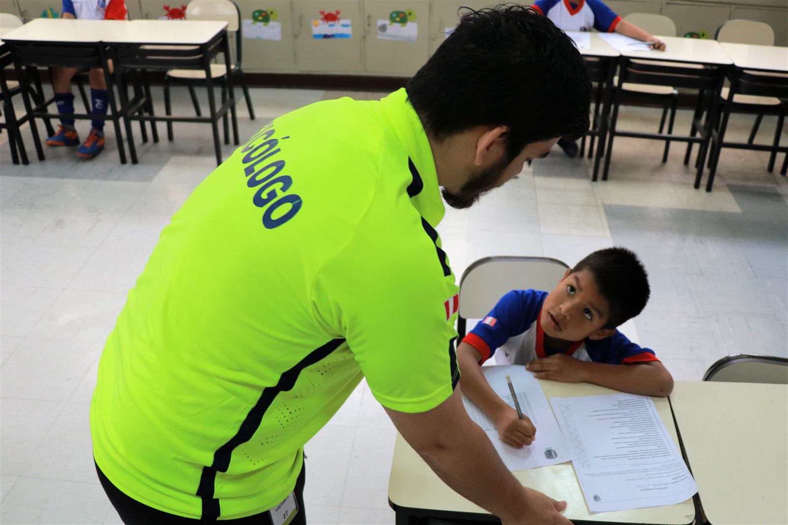 Psicólogo de Soccer Lima FC acompañando a un alumno durante una evaluación psicológica