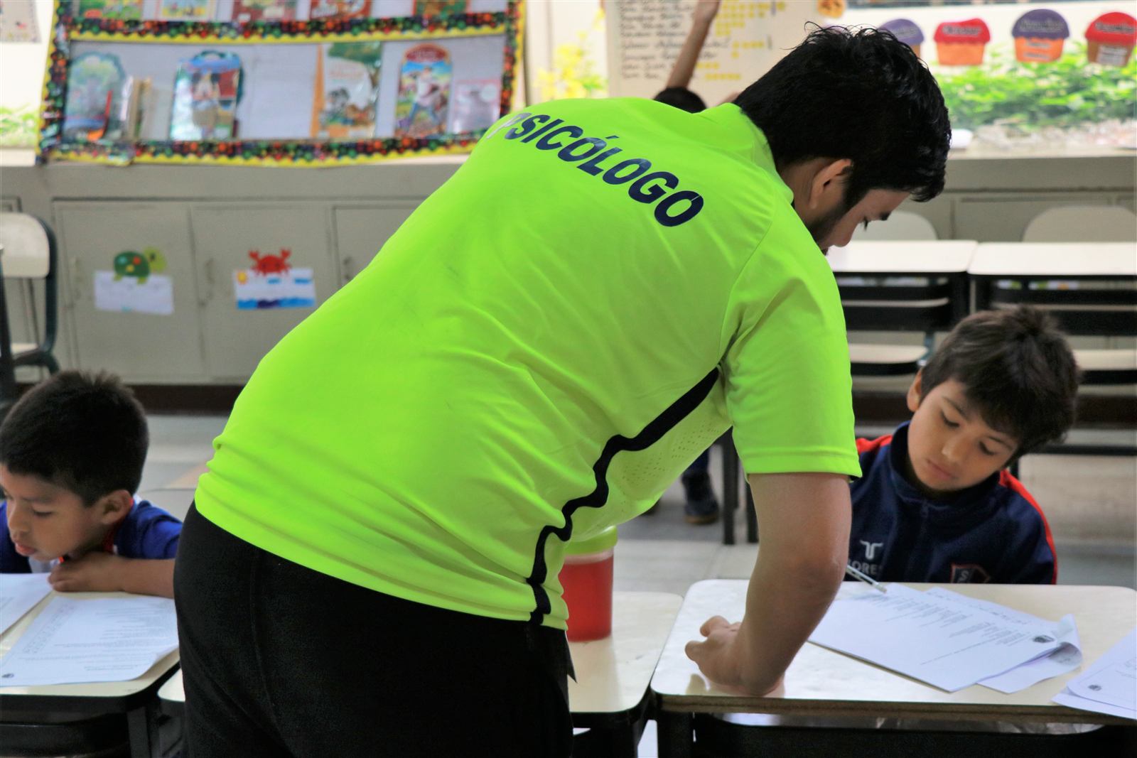 Psicólogo de Soccer Lima FC aplicando un test psicológico a alumnos en un aula