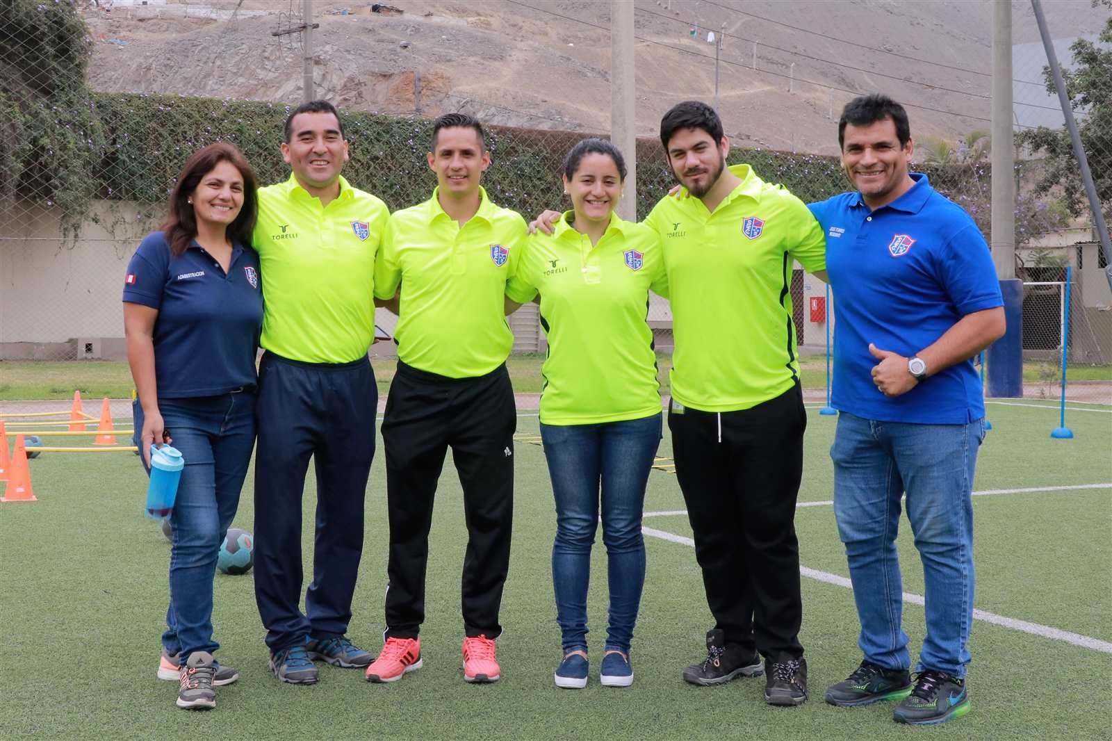 Equipo de profesionales de Soccer Lima FC en 2017: entrenadores, nutricionista y psicólogo posan en la cancha
